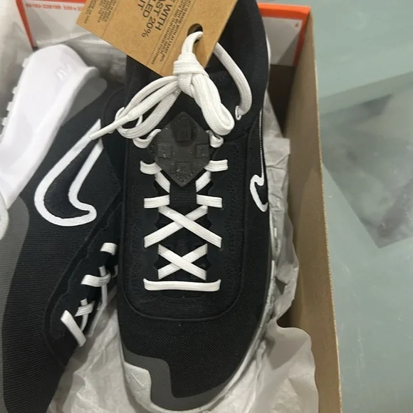 Nike. Air Diamond Varsity Turf Sneakers New never worn - Picture 7 of 7